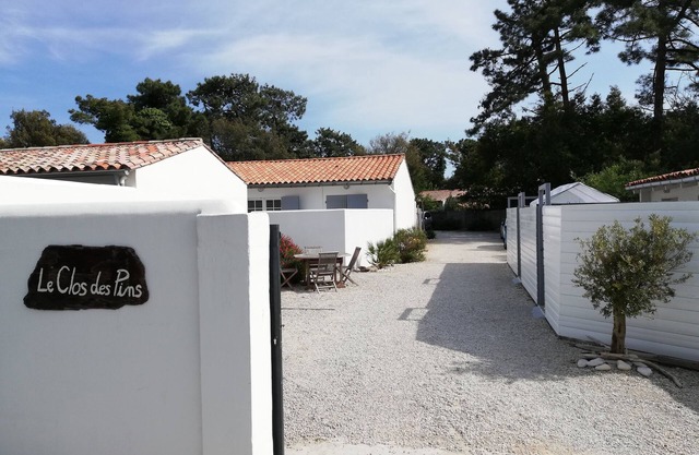 Ground floor studio, calm of the pine forest, private patio, facing south, swimming pool