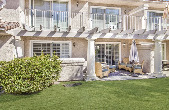 Ground level 2/2 Condo + Steps from Pool + Mountain Views