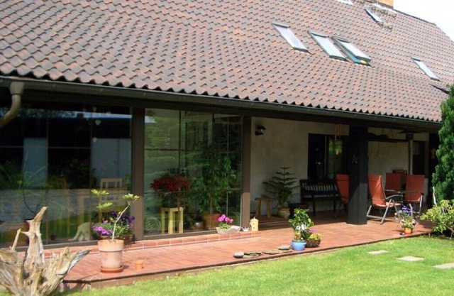 Ground-level apartment with fireplace, edge of the Feldberg lake landscape, swimming lake on site