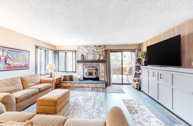 Ground-Level Condo w/Pellet Stove, Deck & Shared Hot Tub/Pool - 1 Mile to Lifts