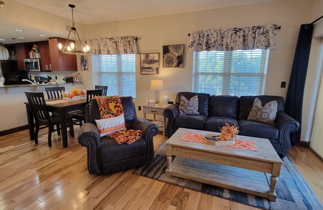 Ground level with Mountain View, Pool, Hot Tub, King Beds, & 1 Mile from Parkway