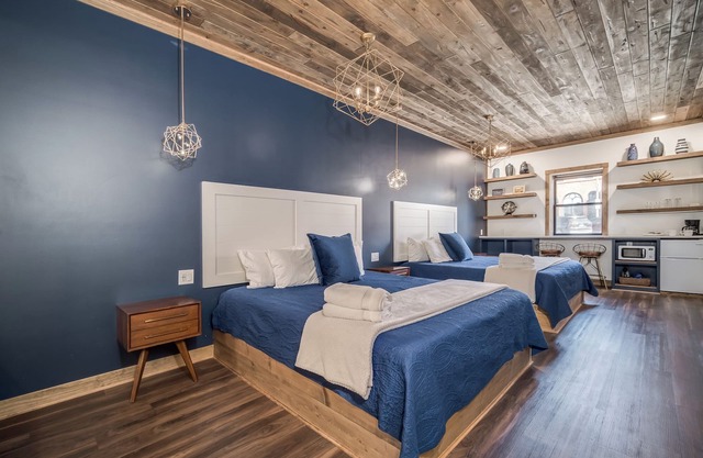 Group Getaway | Downtown | Riverfront Stay