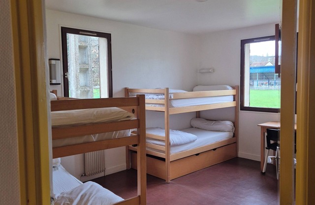 Group gîte with reception room in a green setting in the center of town.