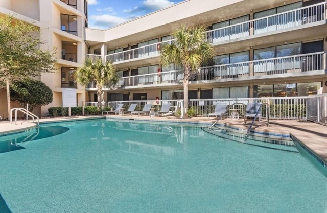 Group Stay at the Spark! 3 Units w/Pool, Parking and Free Breakfast!