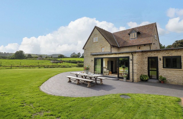 GROVE FARM, family friendly, with open fire in Church Stretton