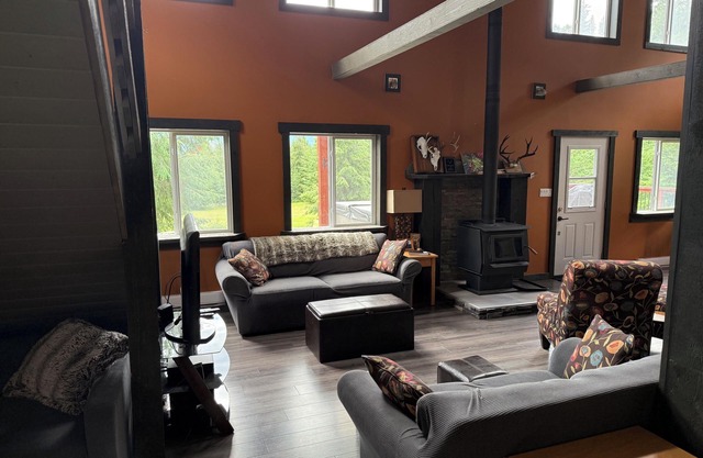 GROWL Lodge - 3-bedroom home with hot tub, pool table & mountain views!