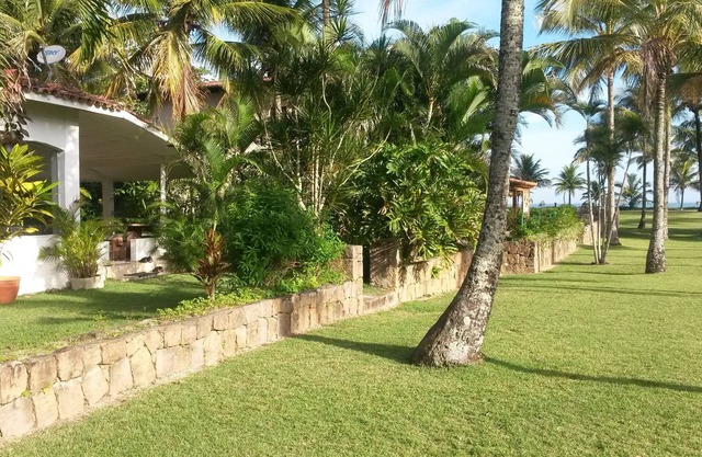 Guaecá Beach, on the field, almost standing on the sand with sea view