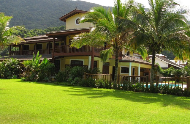 Guaecá, facing the sea, standing on the sand