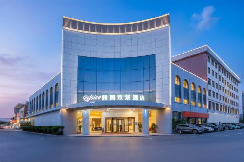 Guangzhou Baiyun Airport Rejoice by Argyle Hotel Rehe Metro Exit B -Free shuttle bus is provided during the 138th Canton Fair