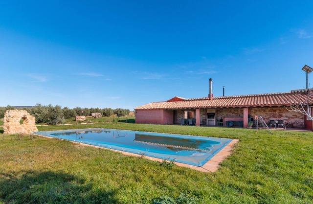 Guard House with Spa and shared pool for 4