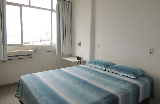 Guarujá, Praia das Pitangueiras, Flat with services, one block from the beach.