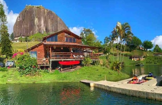 Guatape Cabaña with lake exit and stone view