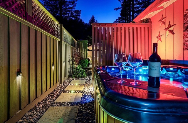 GuernevilleGetaway-Super Chill FUN Home w/Lounge! - GmRm,HotTub, Pup, WiFi