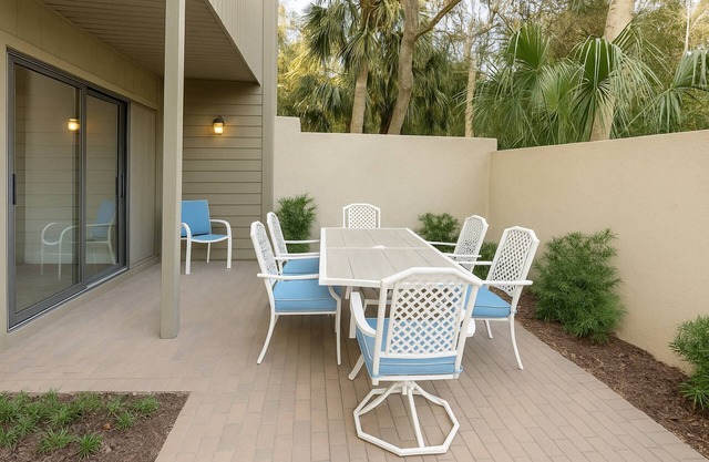 Guest Favorite! Mins to Beach & Coligny Plaza, Private Courtyard & Grill, Pool, HH Beach Club