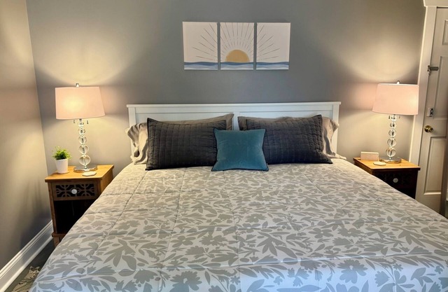 Guest Favorite~Spacious Studio Apt~King bed~Kitchen~in quiet North Ballard!