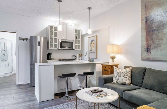 Guest House 12 min to skiing, Free parking, Downtown Collingwood