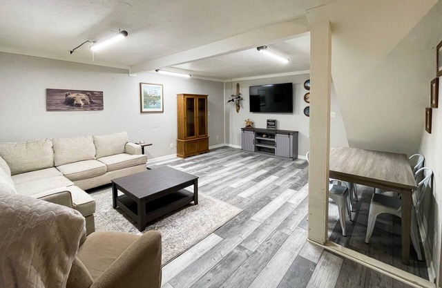 Guest house and spacious shop located between Discovery Park and Reelfoot Lake