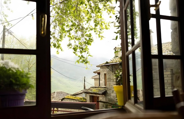 Guest House 'Armoloi Room 2' with Mountain View, Shared Terrace and Wi-Fi
