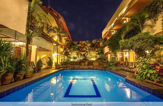 Guest House Asri dengan view kolam renang dan taman