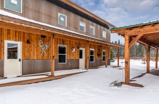 Guest house in Lazy Acres 6 minutes from Yellowstone- Bunkhouse