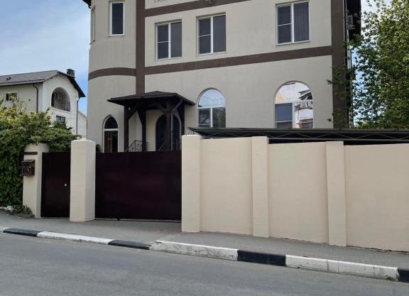 Guest House on Molodezhnaya Street