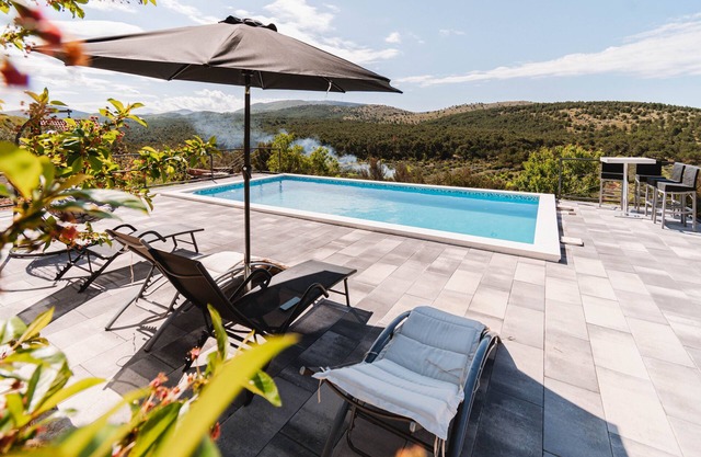 Guest house "The View" with a pool