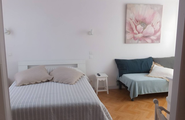 Guest Room - 1 with Shared Garden and Air Conditioning