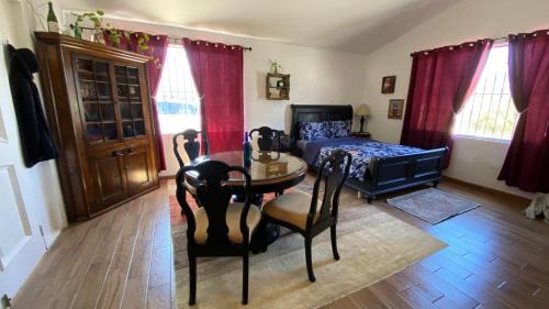 Guest Studio near Businesses and Markets