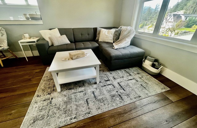 Guest suite in Fairwinds! 2 minutes from golf course w/putting green in yard!