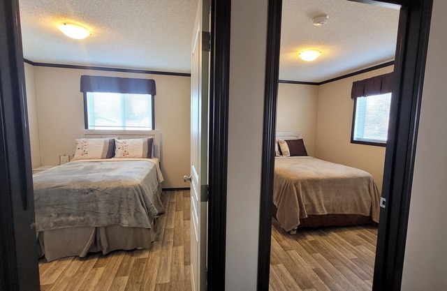 Guest suite in town-2 bedrooms/private kitchen