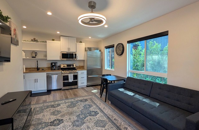 Guesthouse in Anaheim - Monthly Rental