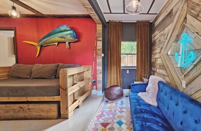 Guesthouse with private deck, king bed, hammock, and full kitchen
