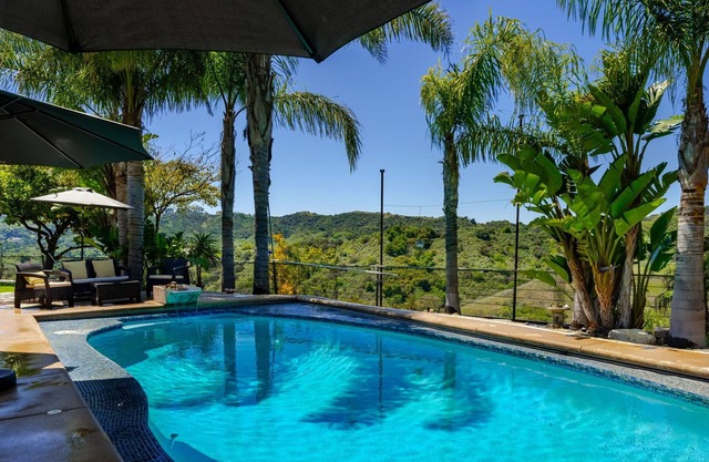 Guesthouse with views, pool and comfort.