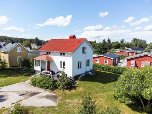 Guestly Homes - 4BR Villa with 3 Levels & Sauna