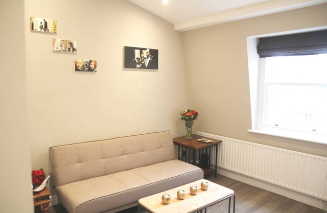 GuestReady - Quaint English Flat near Portobello