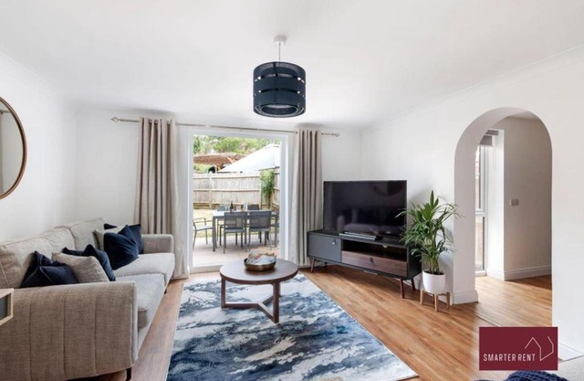 Guildford - 3 Bedroom Home - Driveway & Garden