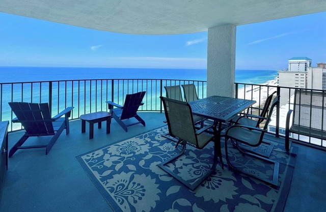 Gulf Front 2 Bed 2 Bath Free Beach Service pool