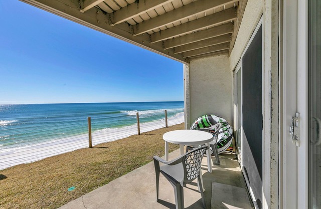 Gulf Front In Blue Mountain! Spectacular Views! Restaurants and Beach Bars!