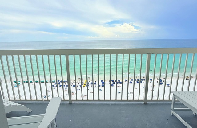 Gulf Front Private Balcony! 3 Pools~ New Gym~Tennis~Pickleball ball~Tiki Hut!
