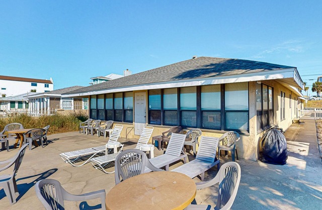 Gulf-front studio with direct beach access, high-speed WiFi, and central AC