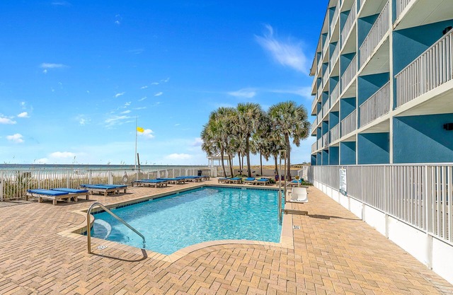 Gulf View, Swimming Pool! Beachfront Classic Room with Kitchen and Balcony!