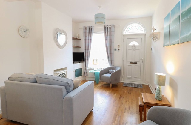 GULL'S NEST, pet friendly, country holiday cottage in Pakefield