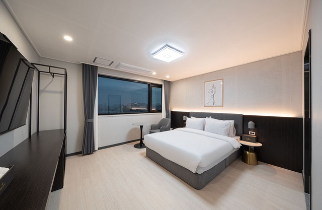 Gunsan Hound Hotel