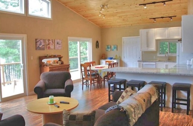 Gunter Retreat - Four Bedroom Cottage, Sleeps 10