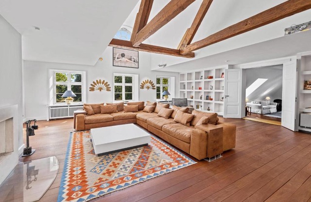 GUT KLETKAMP "Penthouse im Schloss" - Premium-Ferienwohnung mit 5 Schlafzimmern auf 400qm I Kamin I 2 Wohnzimmer I Garten & Terrasse I Wald- und Seeblick I Profi-Küche I 15 Min zur Ostsee I Parkplätze I WLAN