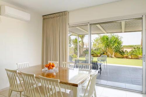 GW002 Gugel Waves Amazing Seaview & Garden Family Apartments