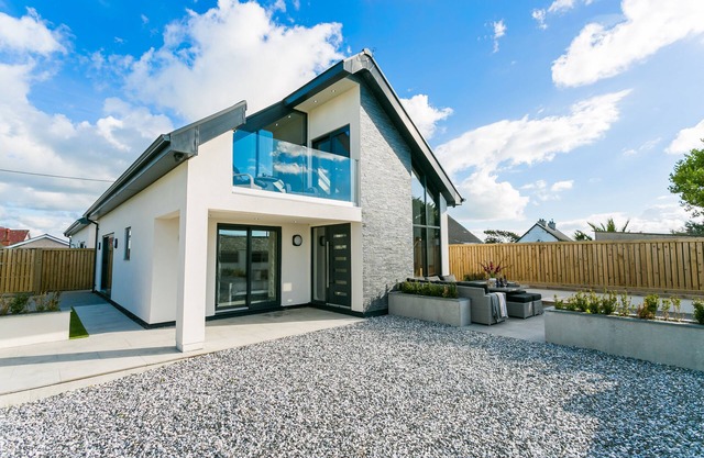 Gwel y Mor - sea views in Rhosneigr - sleeps six guests in three bedrooms