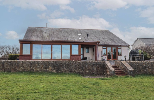 GWEL Y WAWR, pet friendly, with a garden in Pentraeth