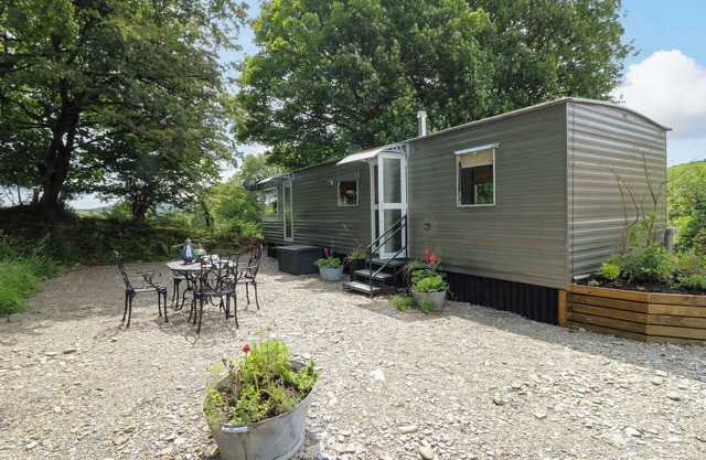 GWYBEDOG, romantic, character holiday cottage in Lampeter