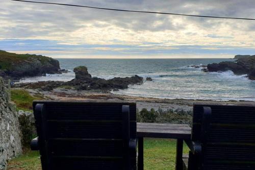 GWYNFA-3 BED- GROUND FLOOR APT - SEA VIEWS - TREARDDUR BAY